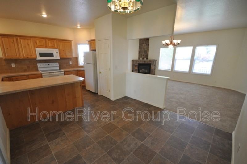 11778 W Irving St - Photo 6 of 29