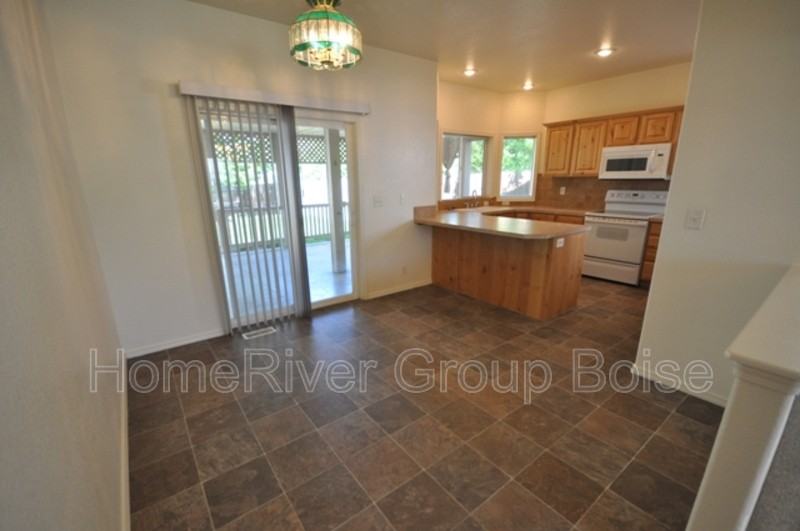 11778 W Irving St - Photo 7 of 29