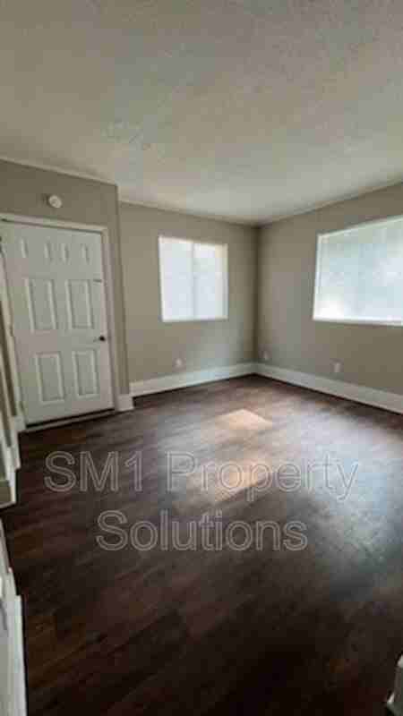 305 N Hall St #B - Photo 2 of 7