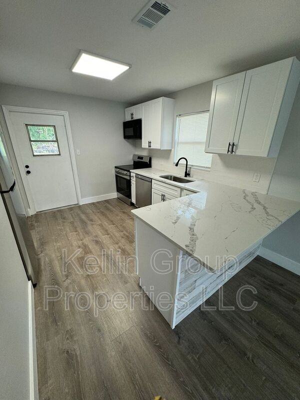 856 Shirley Ann Trl - Photo 3 of 9