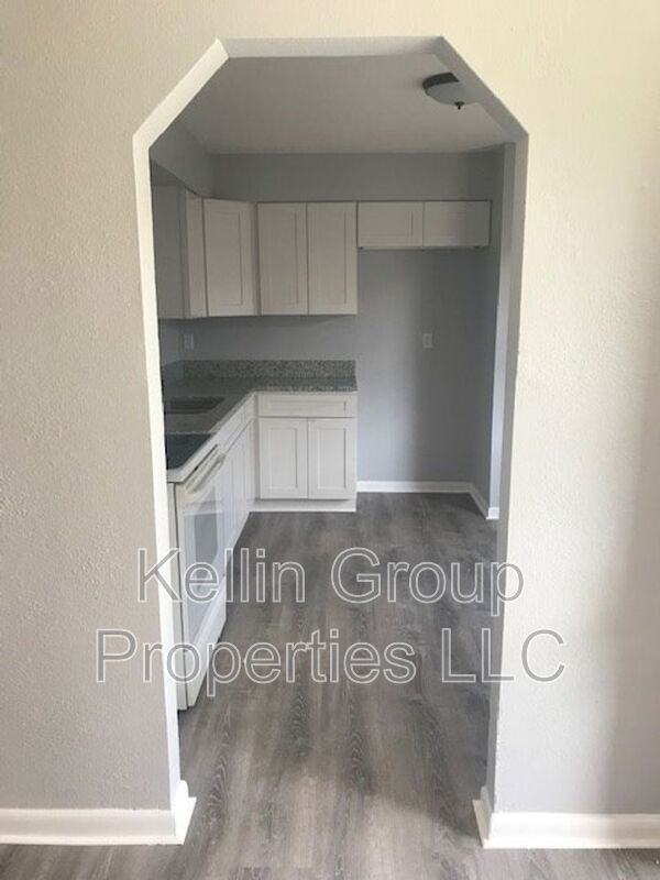 1027 N Brunnell Pkwy - Photo 2 of 10