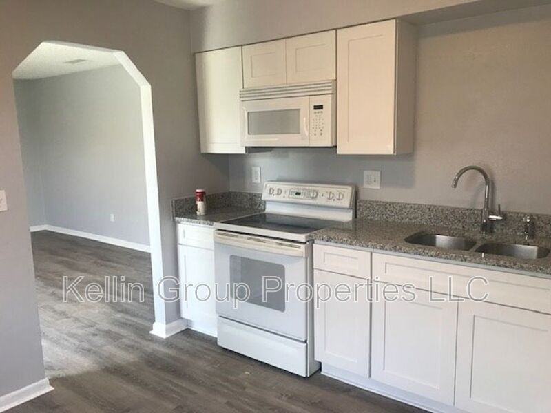 1027 N Brunnell Pkwy - Photo 4 of 10