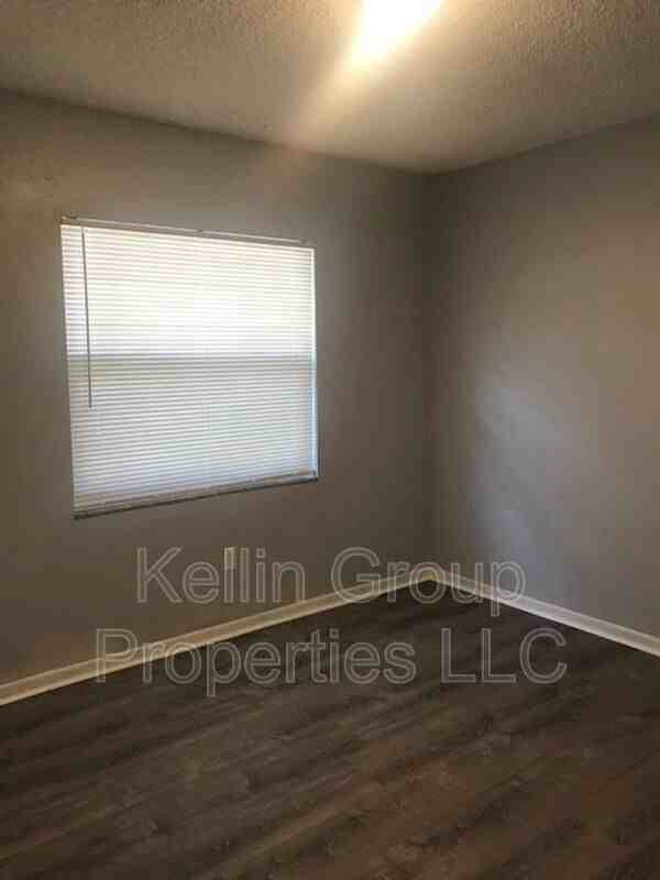 1027 N Brunnell Pkwy - Photo 7 of 10