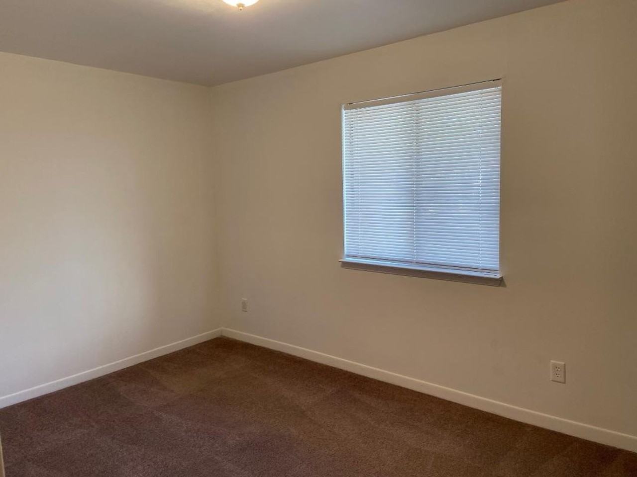 852 West St - Photo 5 of 7