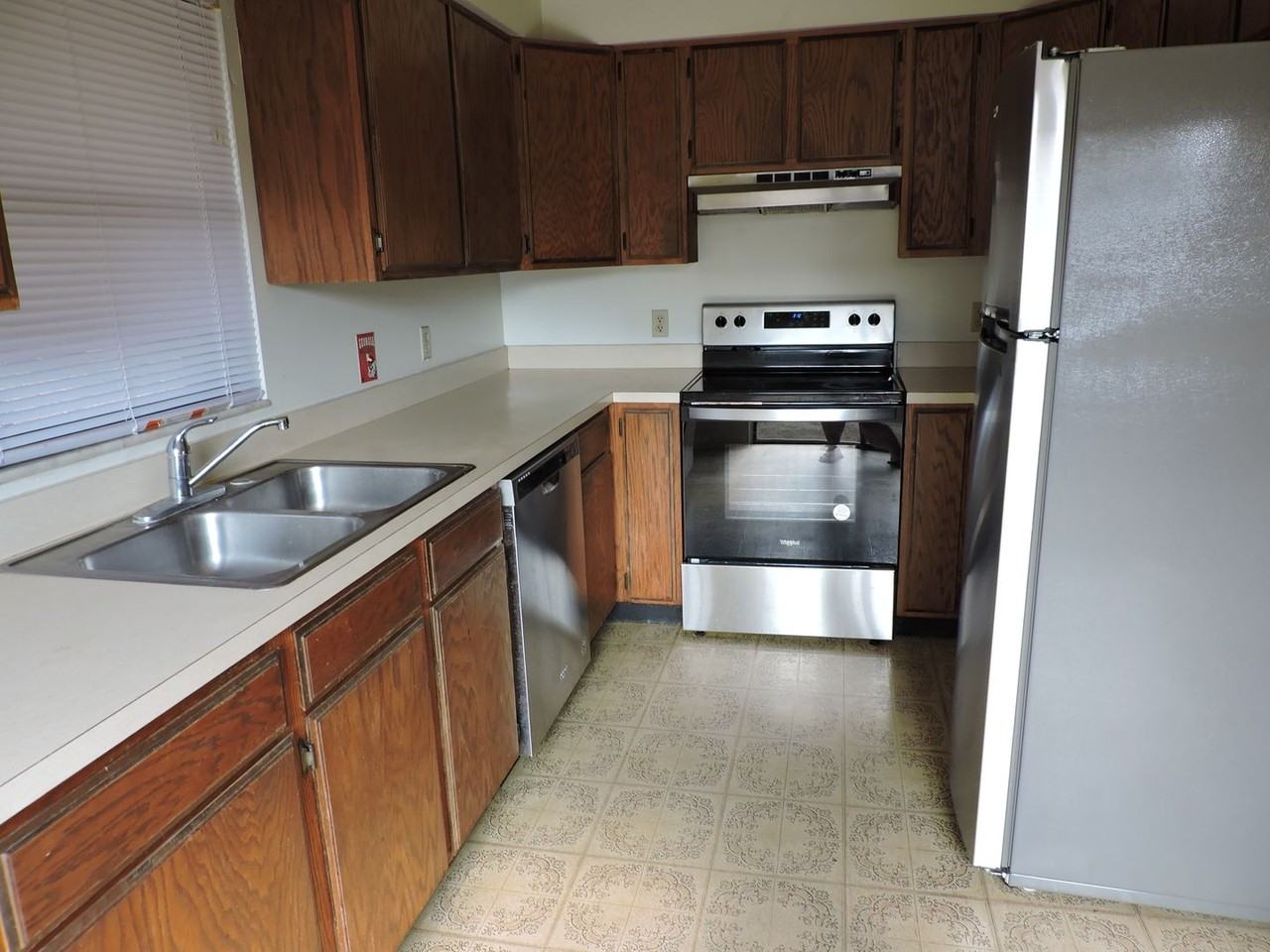 670 Sw Cardinal Dr - Photo 3 of 11