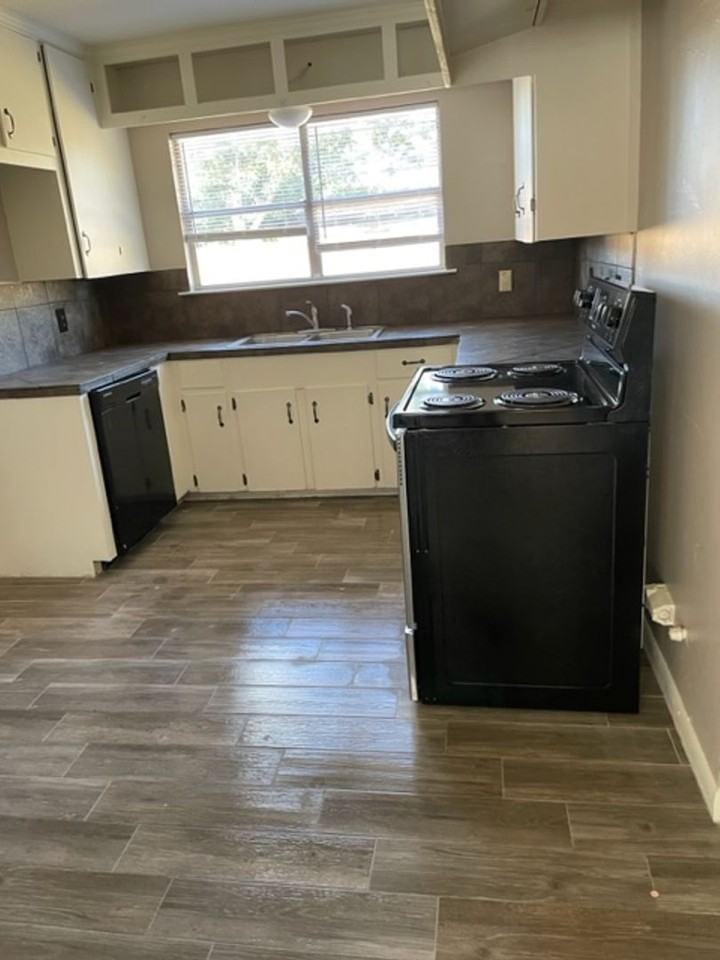 504 Crepe Myrtle Ave - Photo 3 of 13