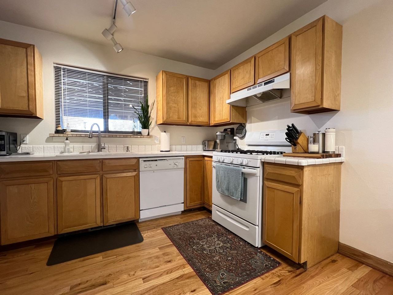 1401 Bradley Dr - Photo 3 of 25
