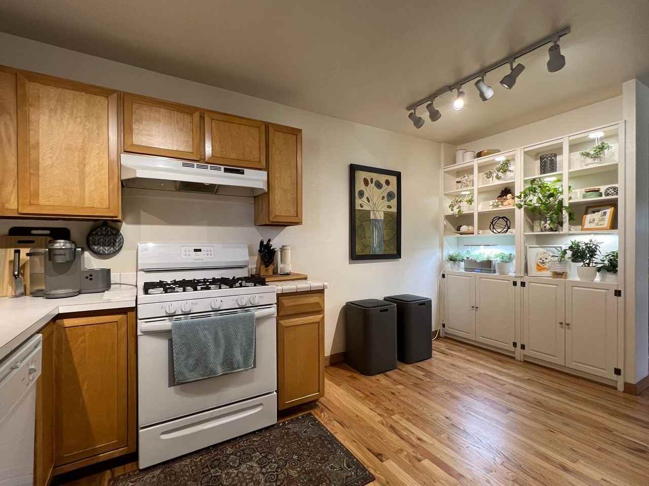 1401 Bradley Dr - Photo 4 of 25