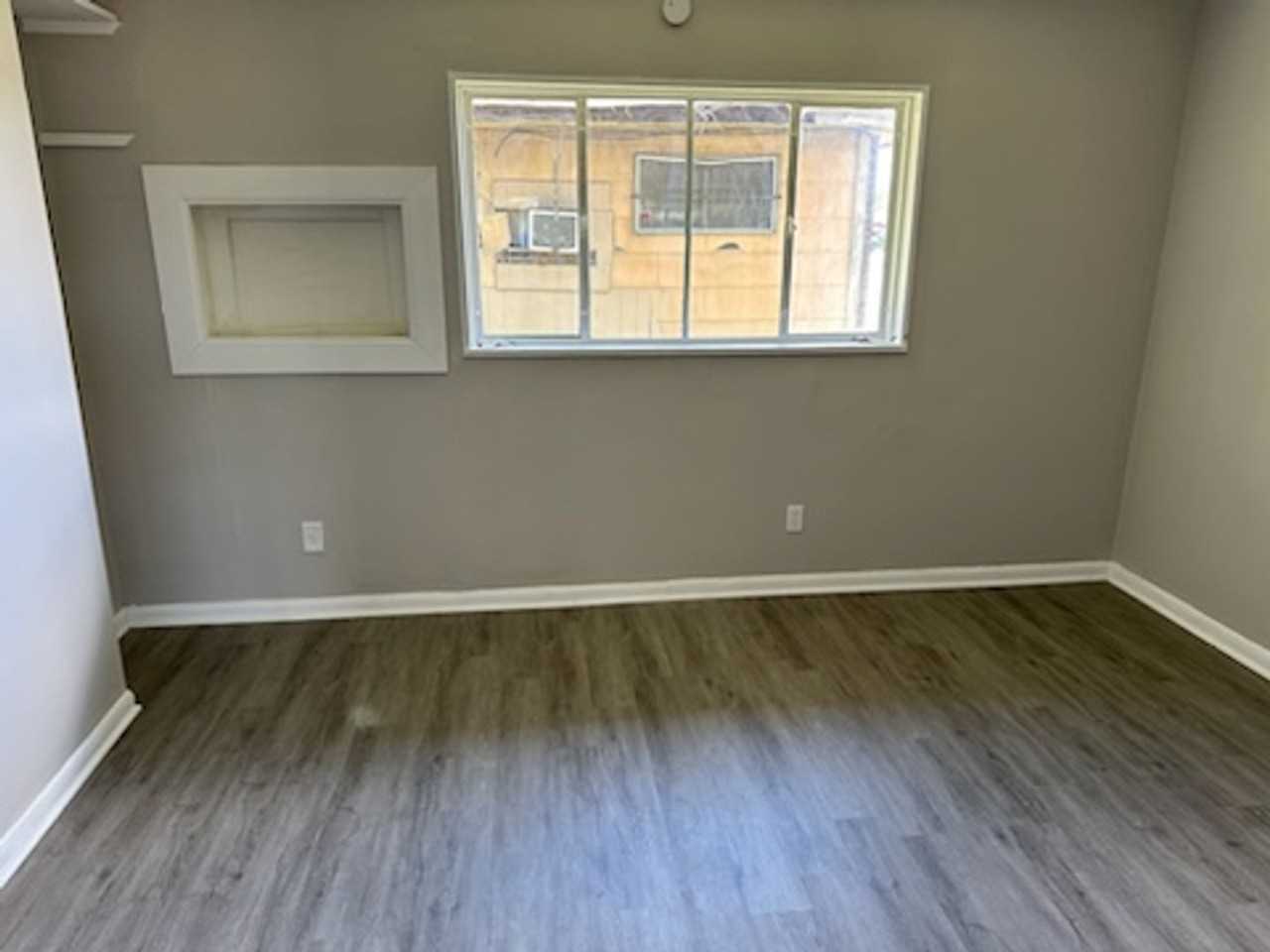 203 Stirling St - Photo 3 of 7