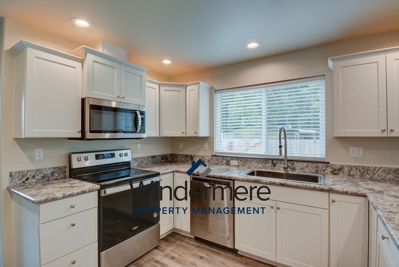 1109 Halsey Dr - Photo 2 of 33