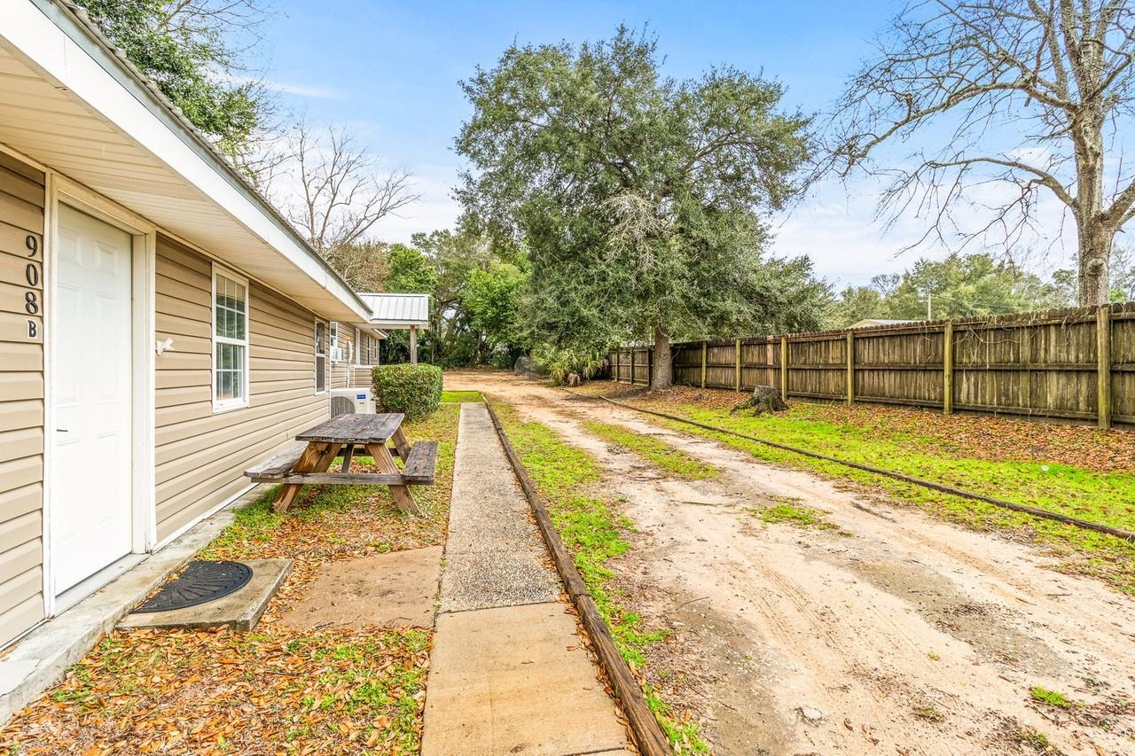 908 908 N 57th Ave  - 908 N 57th Ave #B - Photo 3 of 22