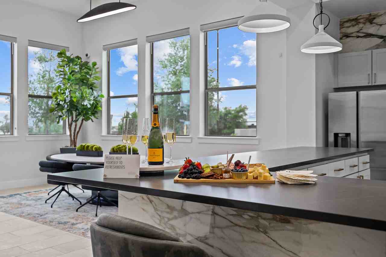 Mansions Eight65 - Photo 7 of 50