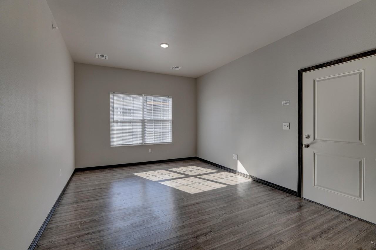 2427 S Jackson Ave #4 - Photo 2 of 7