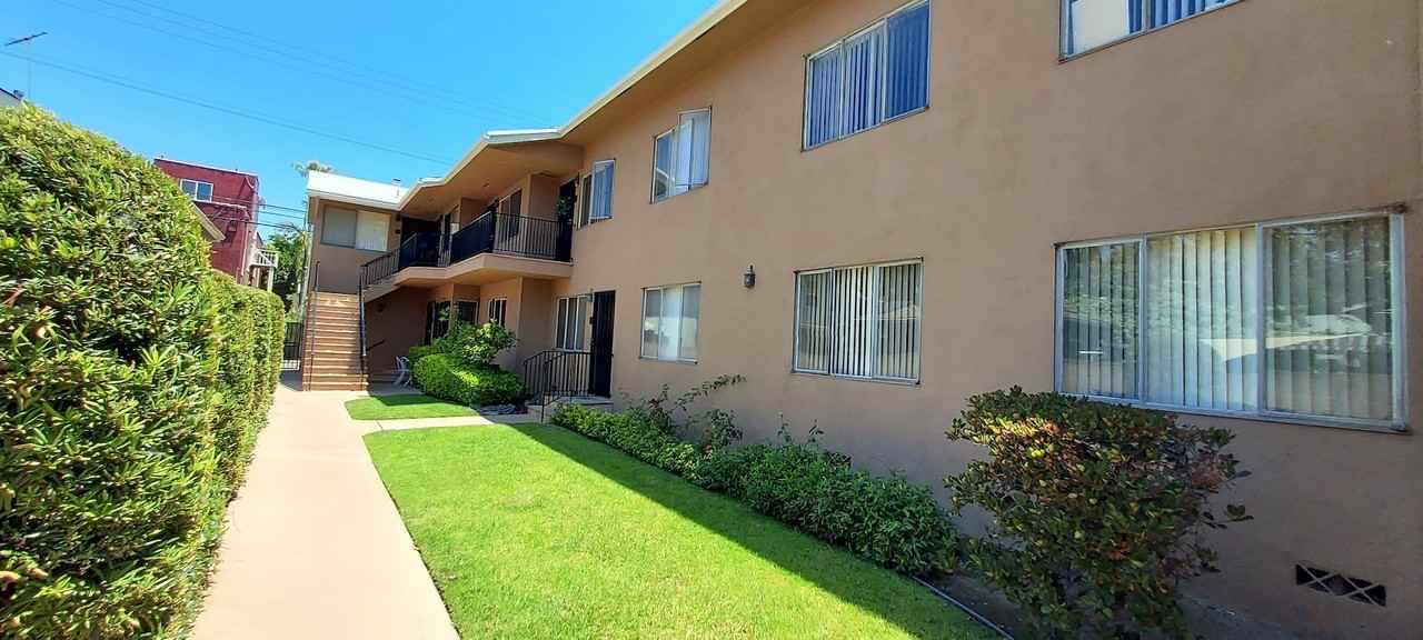 1511 E 1st St #10 - Photo 3 of 36