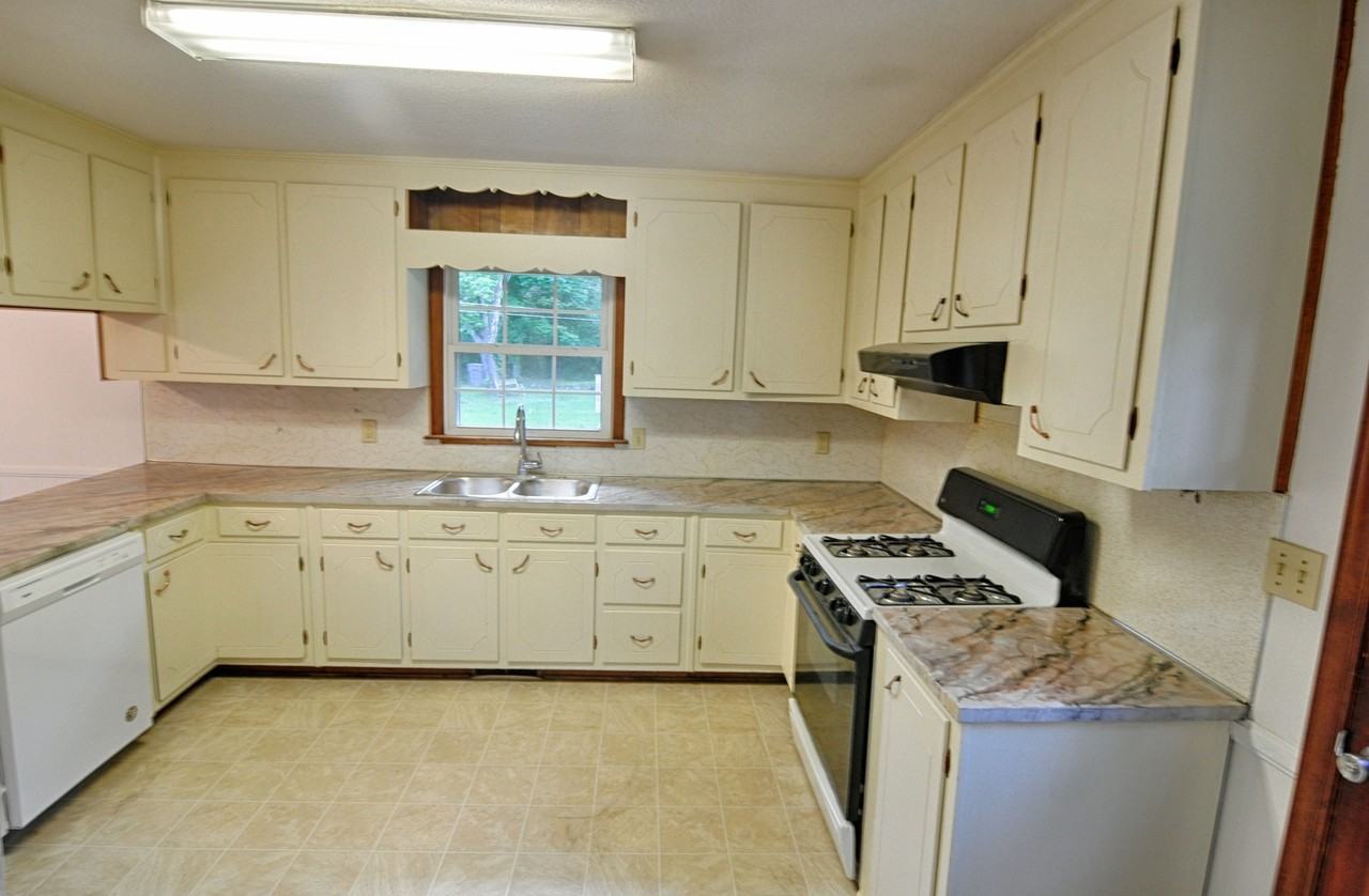 1526 Smith Level Rd - Photo 4 of 15