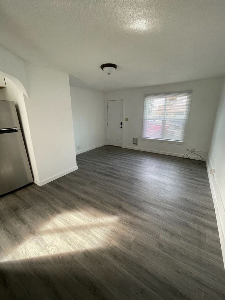 327 N 4th St #8 - Photo 2 of 10
