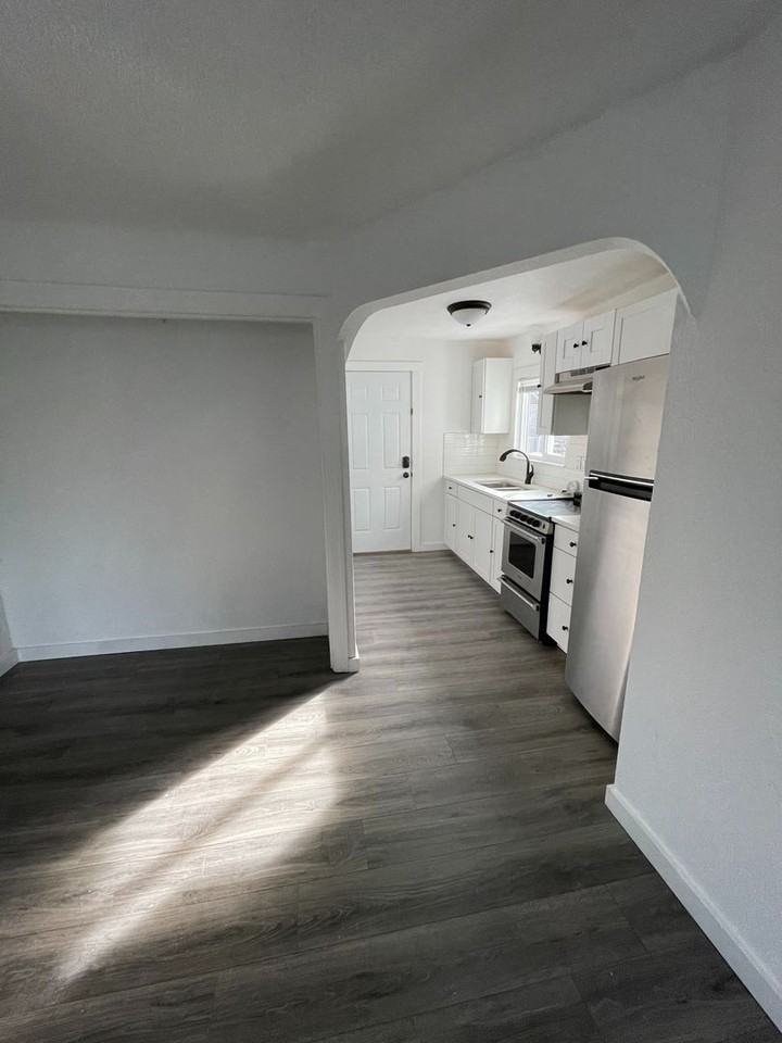 327 N 4th St #8 - Photo 4 of 10