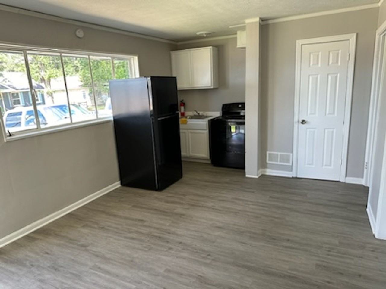 209 Stirling St - Photo 3 of 7