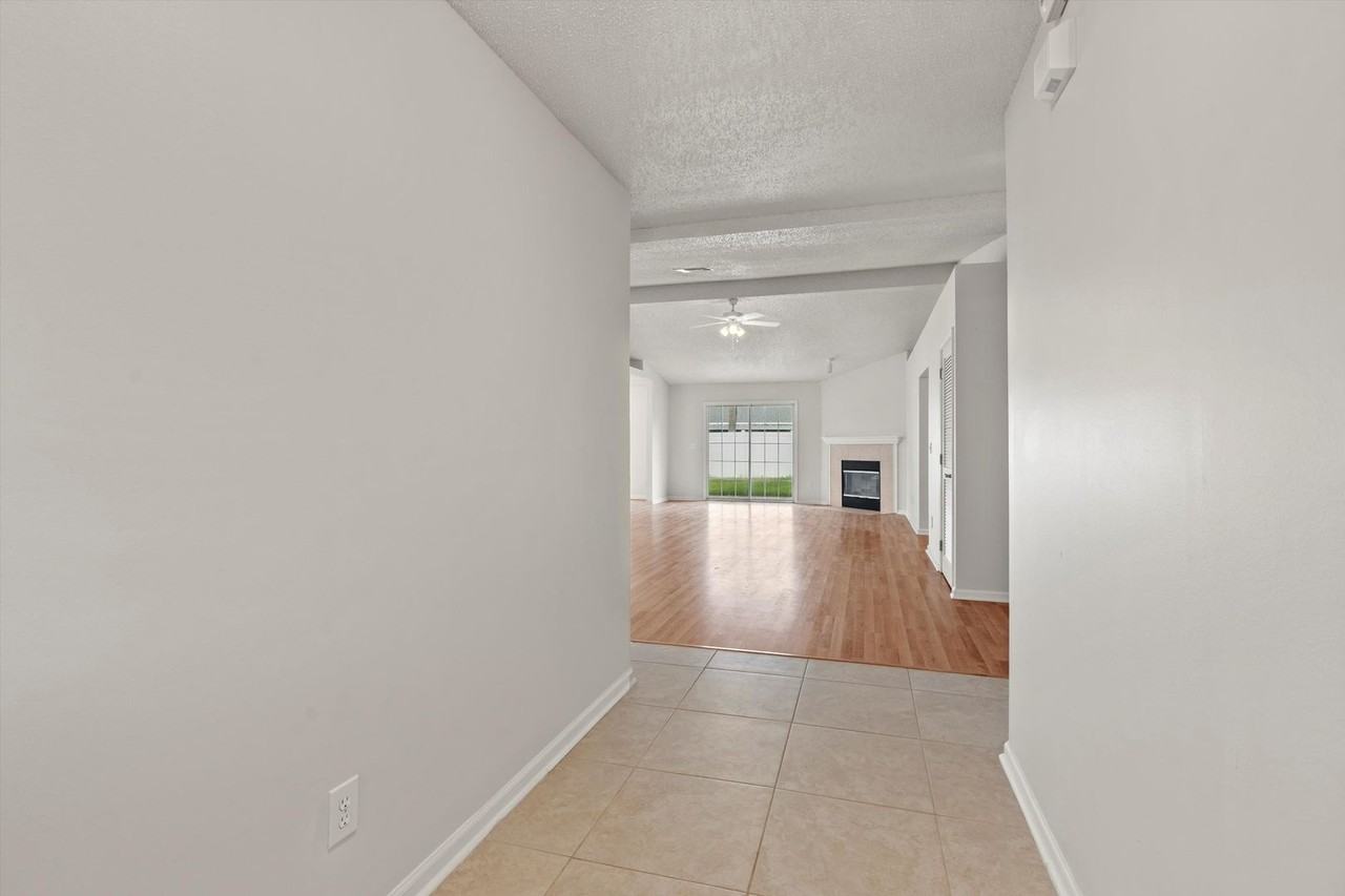 12756 Bentwater Dr - Photo 2 of 26