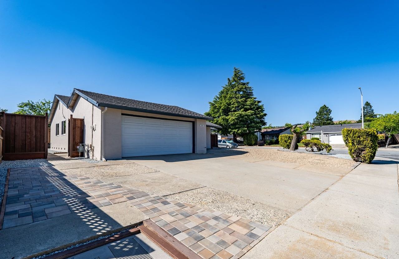 1525 Jasmine Way - Photo 3 of 27