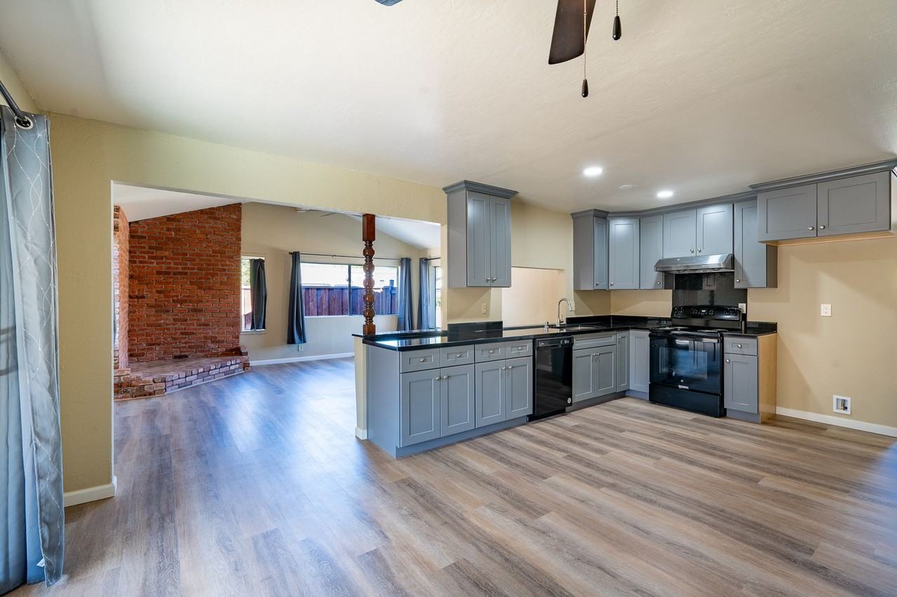 1525 Jasmine Way - Photo 5 of 27