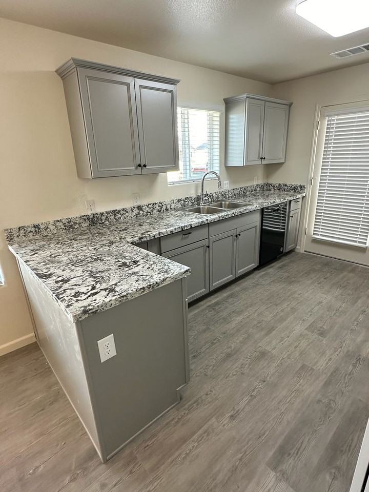 2431 Oakmont Cir - Photo 3 of 15
