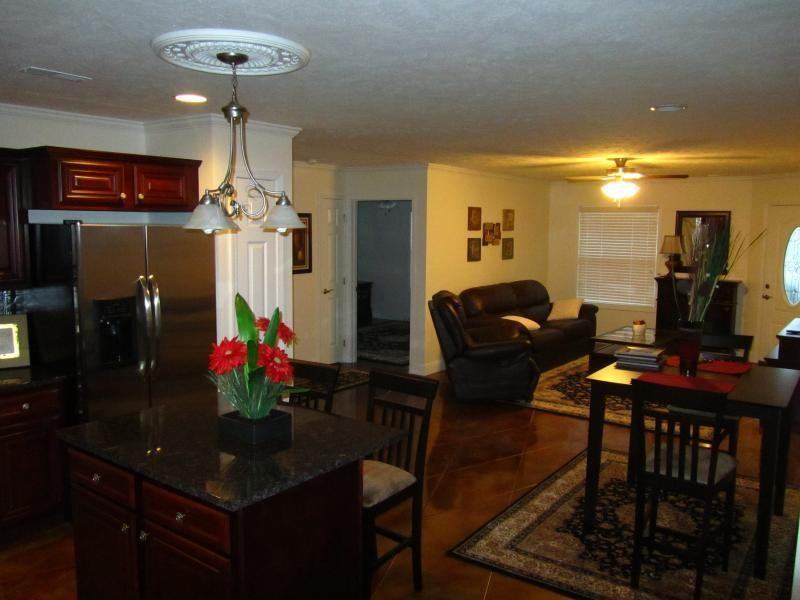 1311 E Boulevard St Apt C - Photo 2 of 7