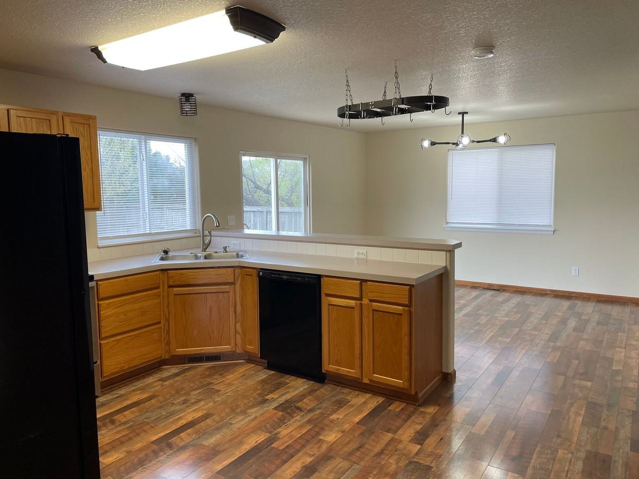 494 S Tamera Ave - Photo 4 of 34