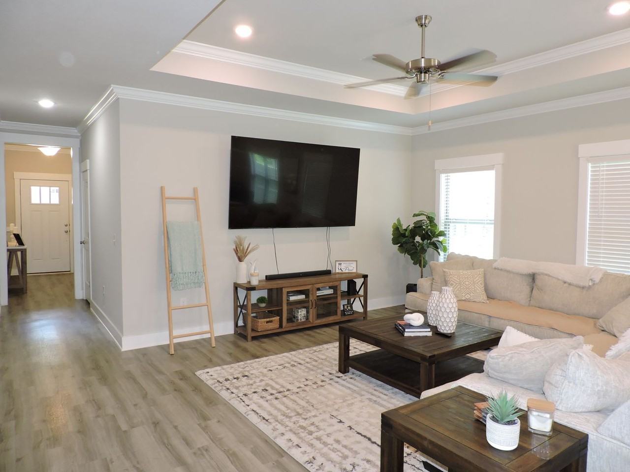 8823 Airway Dr - Photo 4 of 28