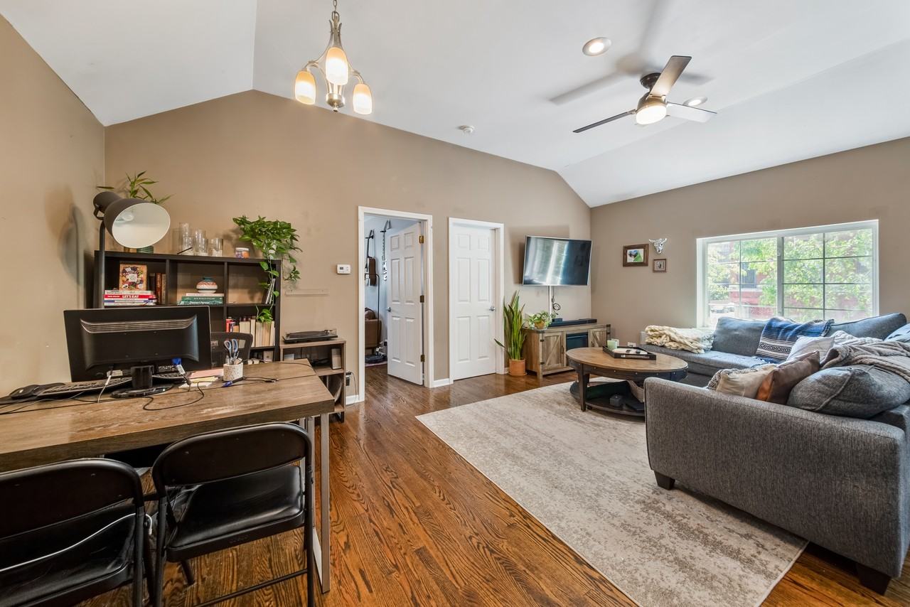 700 N Noble St #2E - Photo 2 of 10