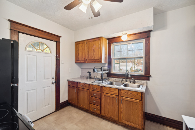 1800 Herbert St - Photo 3 of 8