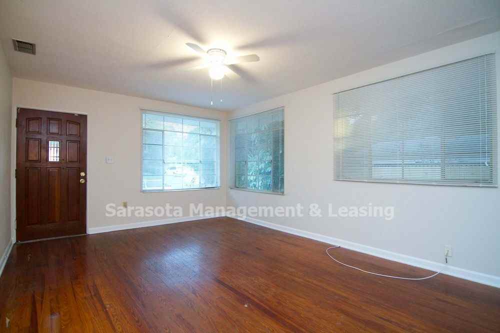 1931 Edgewater Dr - Photo 2 of 10