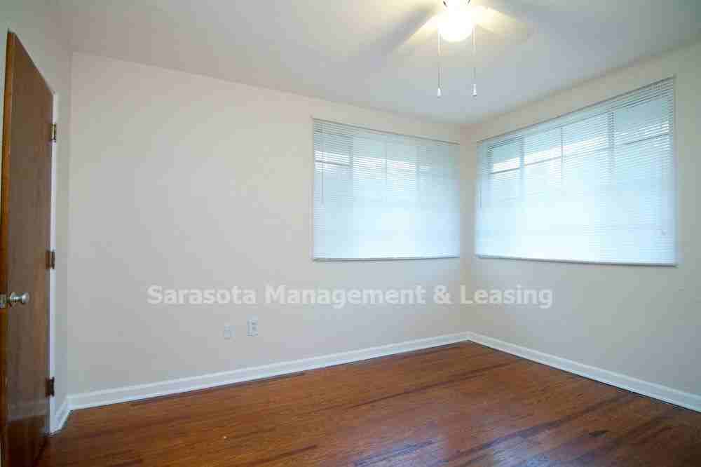 1931 Edgewater Dr - Photo 3 of 10