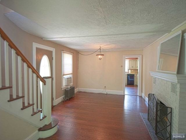 390 Mountain Ave - Photo 3 of 14