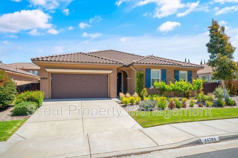 44704 Duckhorn St - Photo 2 of 24