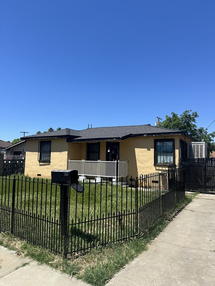 7815 37th Ave - Photo 3 of 26