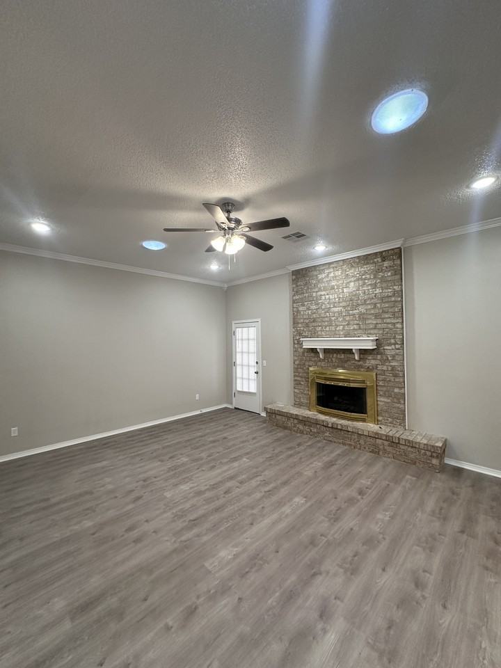 11201 Nw 110th St - Photo 2 of 10