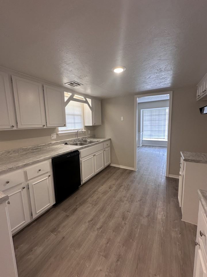 11201 Nw 110th St - Photo 3 of 10