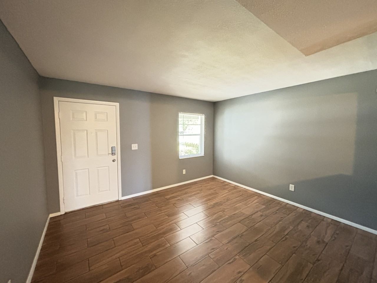 7234 E Bank Dr - Photo 2 of 11