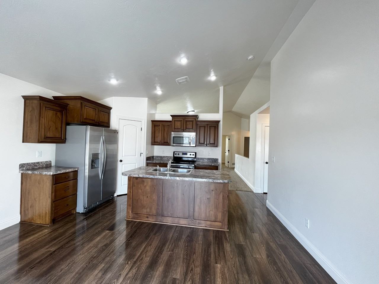 1195 Midway Ave - Photo 3 of 17