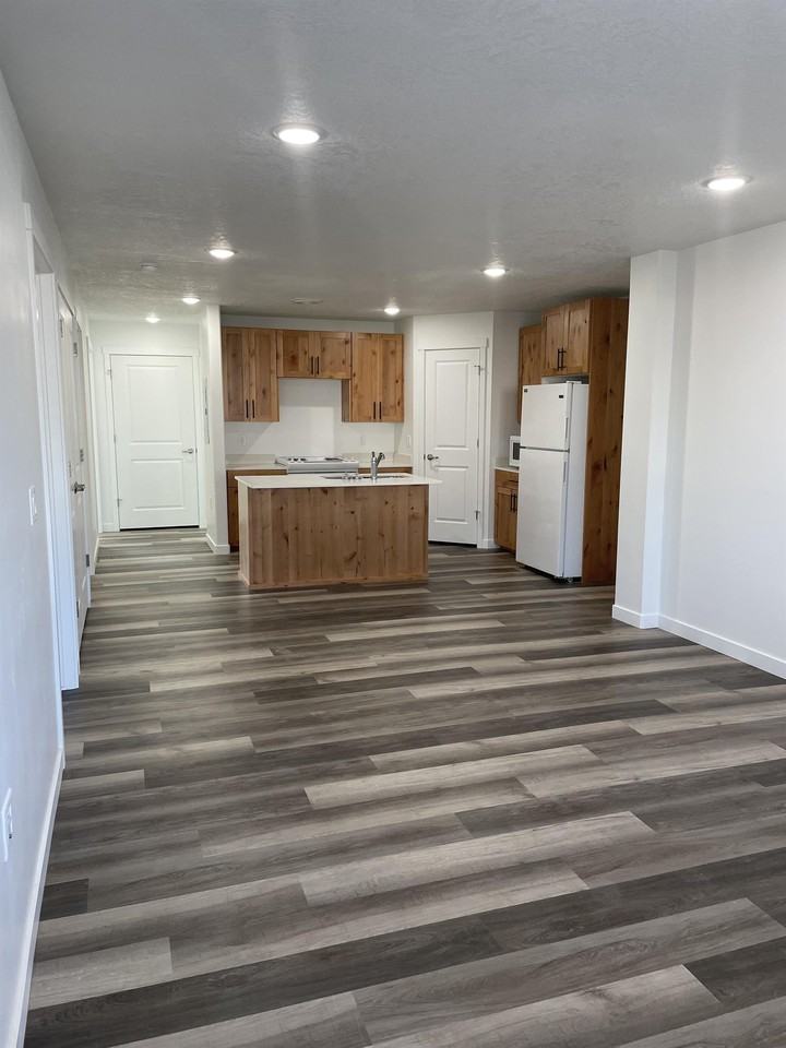 Kendall - Photo 2 of 11