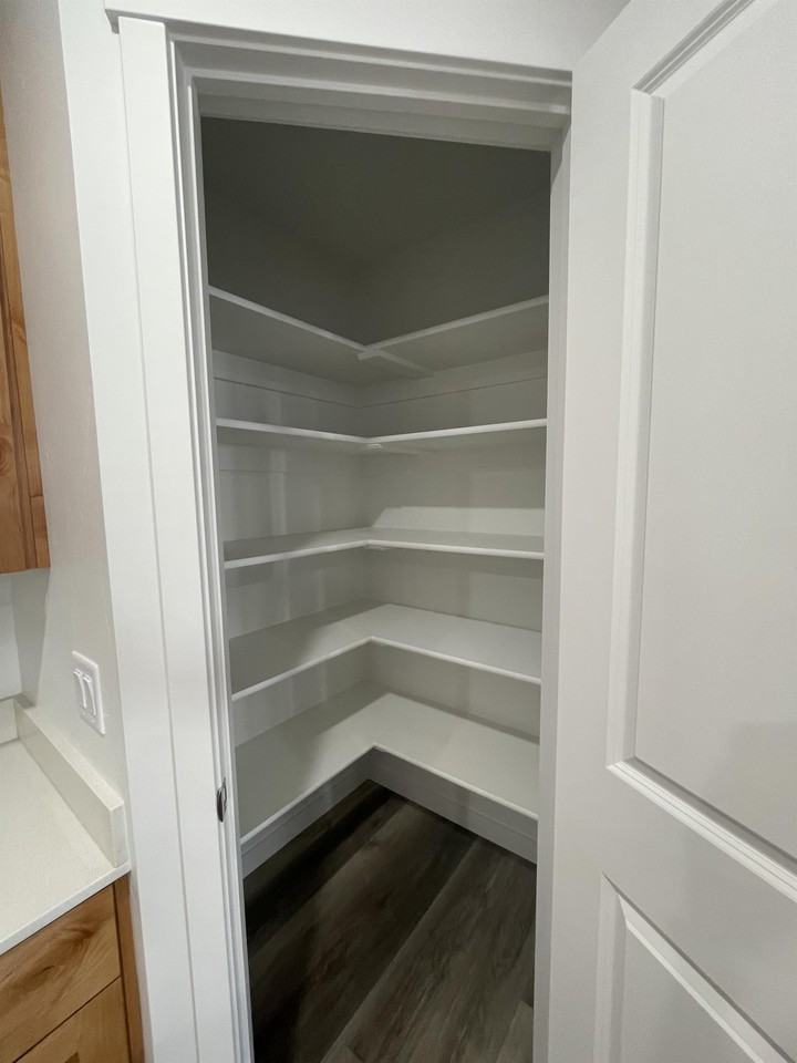 Kendall - Photo 3 of 11