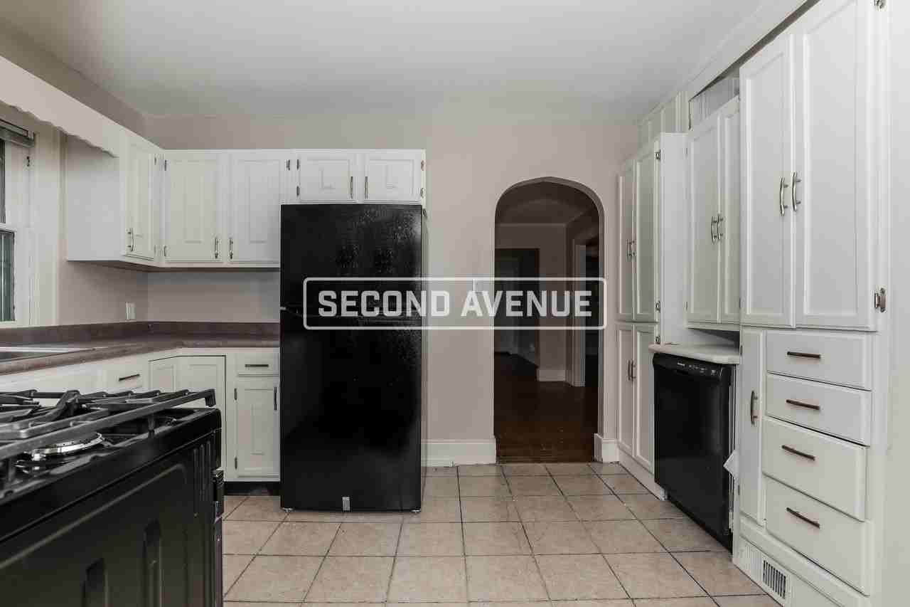 2536 E 17th St - Photo 4 of 25