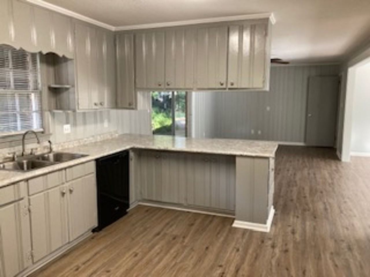 2208 Jerry Jones Dr - Photo 2 of 12