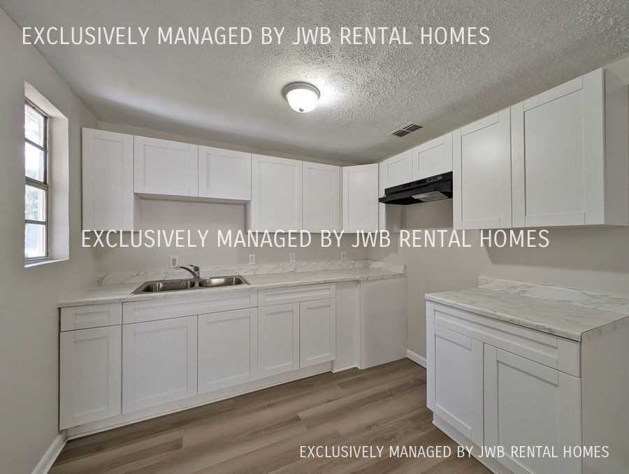 5361 Broadway Ave - Photo 2 of 8