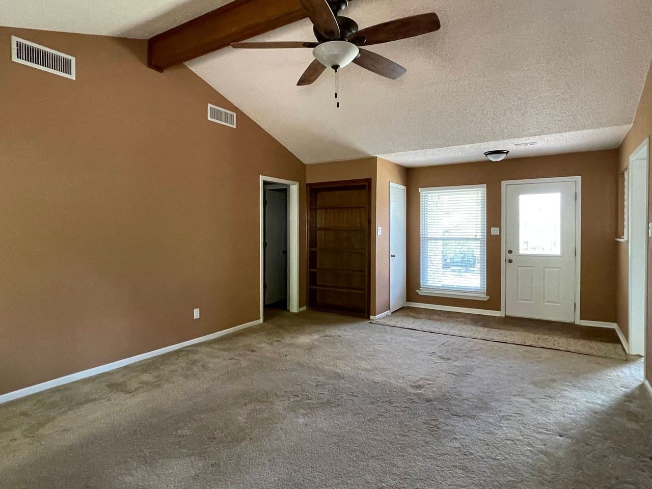 1605 Cedar Oaks Ln - Photo 2 of 5