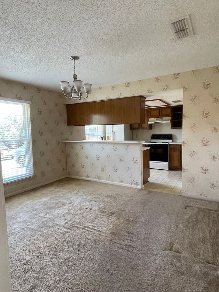 1605 Cedar Oaks Ln - Photo 3 of 5