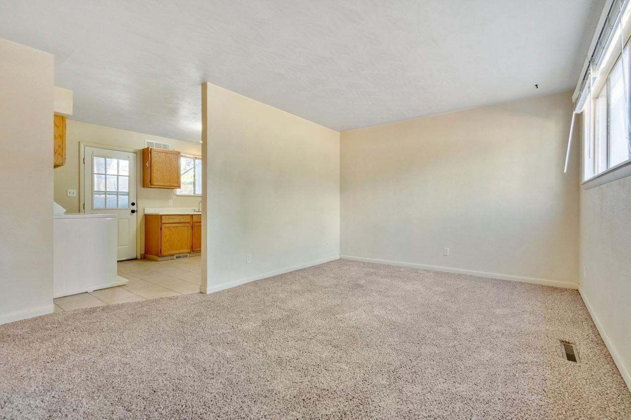 2108 Applewood Rd - Photo 7 of 36