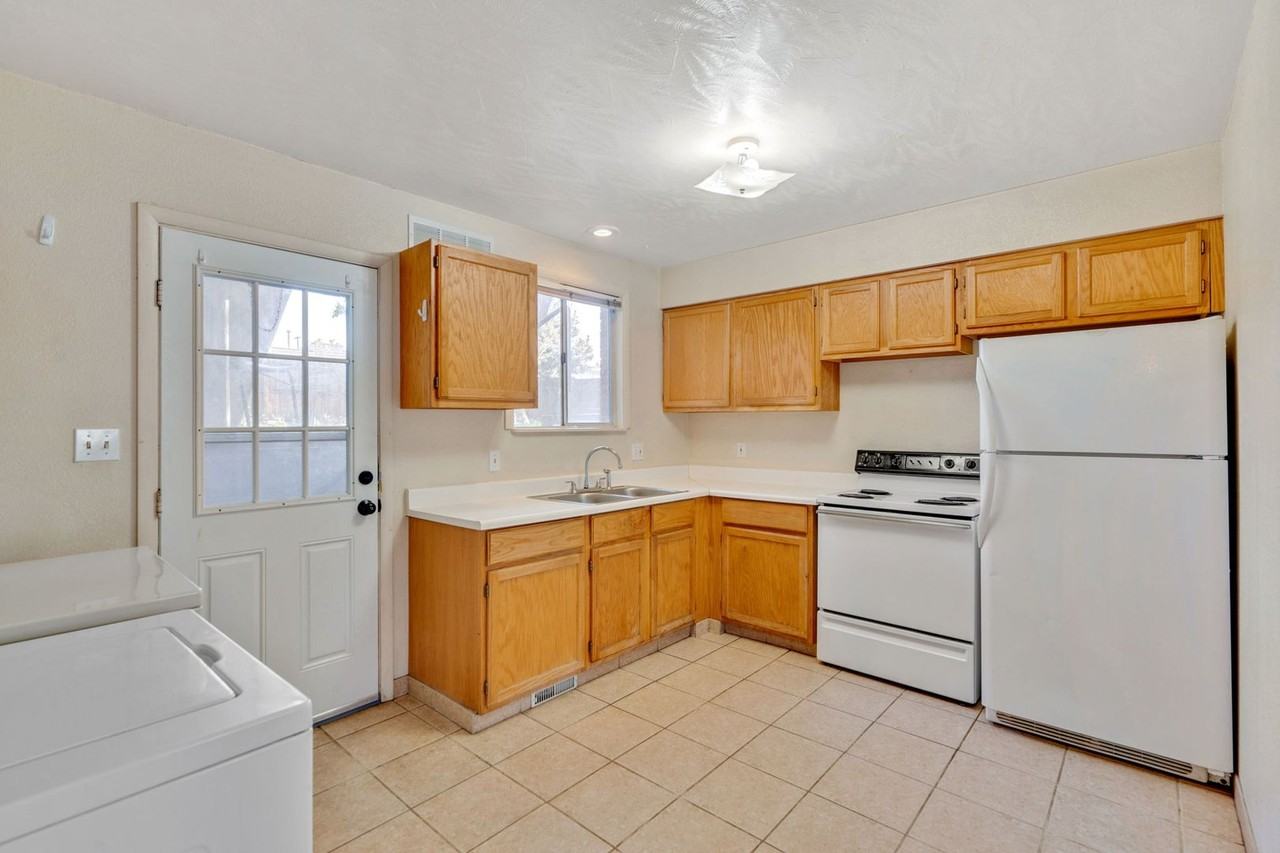 2108 Applewood Rd - Photo 4 of 18