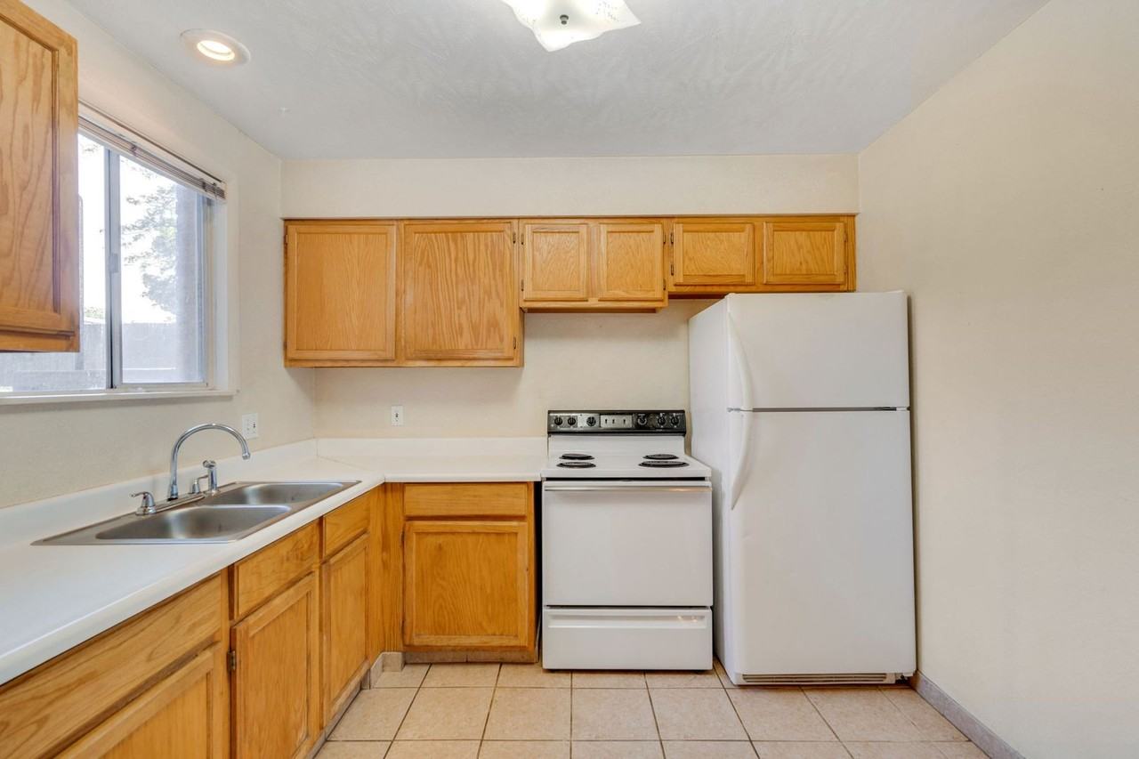 2108 Applewood Rd - Photo 4 of 36